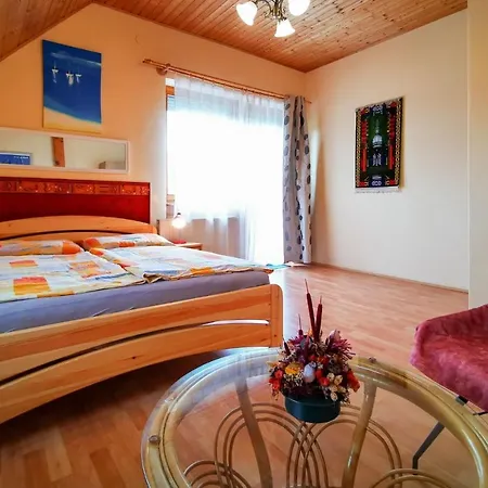 Konukevi Huszar Vendeghaz *