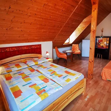 Huszar Vendeghaz Konukevi *