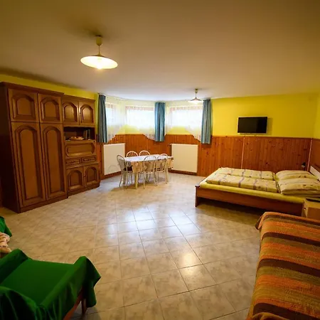 Konukevi Huszar Vendeghaz *