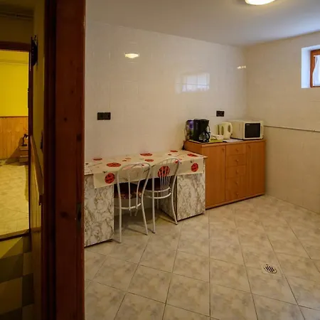 Guest house Huszar Vendeghaz *