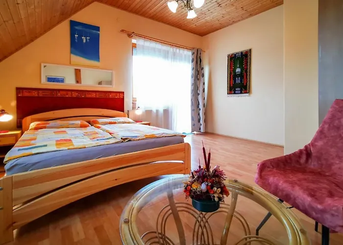 ゲストハウス Huszar Vendeghaz *