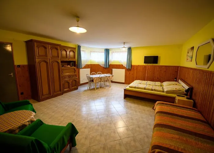 ゲストハウス Huszar Vendeghaz *