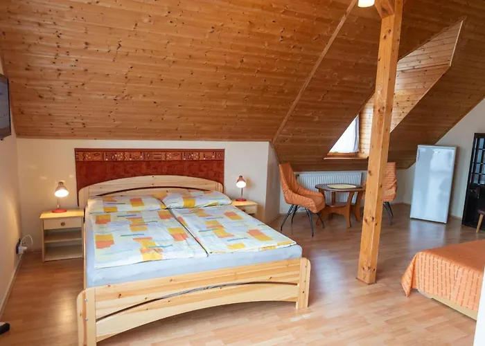 ゲストハウス Huszar Vendeghaz