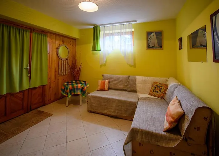 ゲストハウス Huszar Vendeghaz