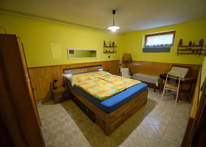 ゲストハウス Huszar Vendeghaz *