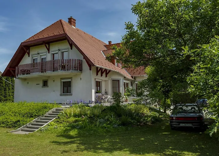 ゲストハウス Huszar Vendeghaz *